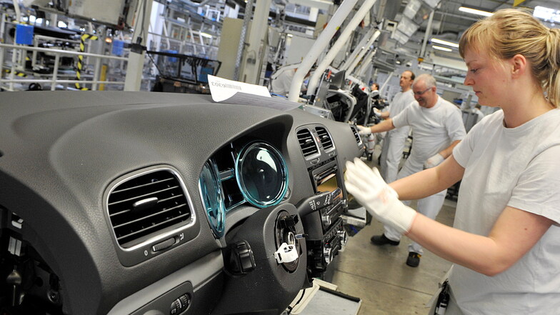 Manja Rockstroh montiert bei der SAS Autosystemtechnik in Zwickau ein Cockpit für Volkswagen. Ein neues Netzwerk will Sachsens Autozulieferer beim Wandel der Branche unterstützen.