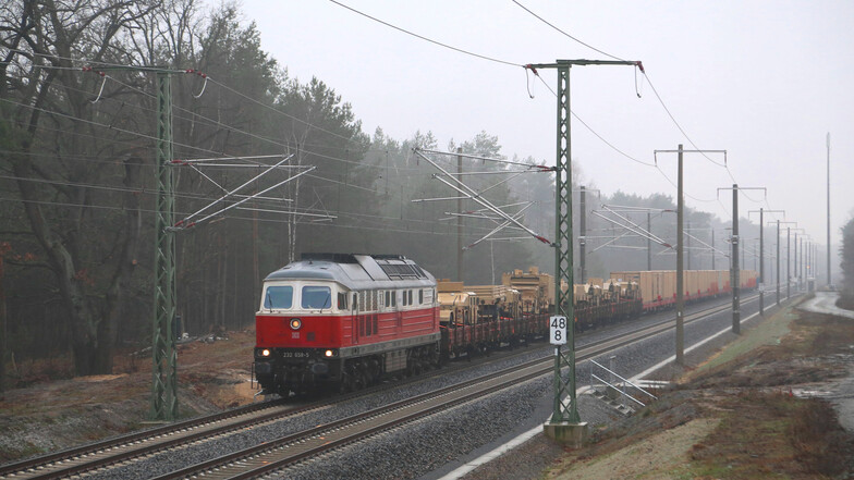 Kein seltenes Bild: Eine Diesellok der Baureihe 232 zieht einen Güterzug. Es ist ein US-Militärzug, der auf der Niederschlesischen Magistrale nach Polen unterwegs ist.