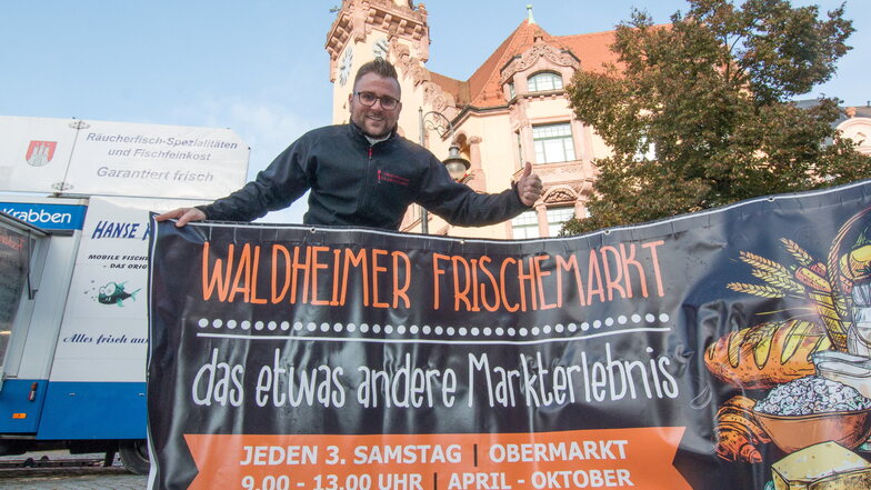 Citymanager Nino Richter zeigt das Plakat des Waldheimer Frischemarktes, zu dem für Sonnabend, 16. Juli, eingeladen wird.