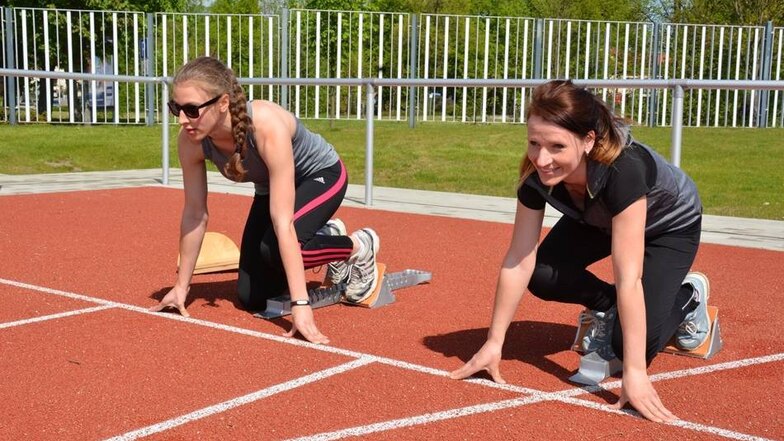 Clara Simke und Becky Pietsch beim 100 Meter Sprint für das Deutsche Sportabzeichen.