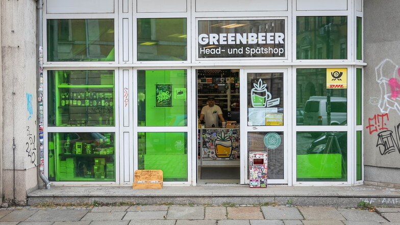Greenbeer in Dresden-Pieschen vereint das Angebot eines Spätshops mit dem eines Headshops. Außerdem können Anwohner hier ihre DHL-Sendungen abholen.
