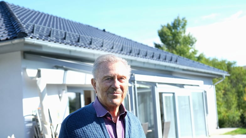 Dieter Ottlik vor seinem Haus. Eigentlich sollte die Fotovoltaik-Anlage auf seinem Dach längst installiert sein.