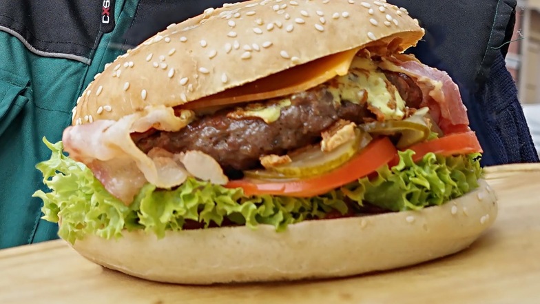 Platz 4; 81 Punkte: Burger „Wenzelskrone“: gibt’s im Hexenhäusel, Stand 26 auf der Reichenstraße. Kreatives Schwergewicht unter Wenzels Leckerbissen, kostet 6,50 Euro 