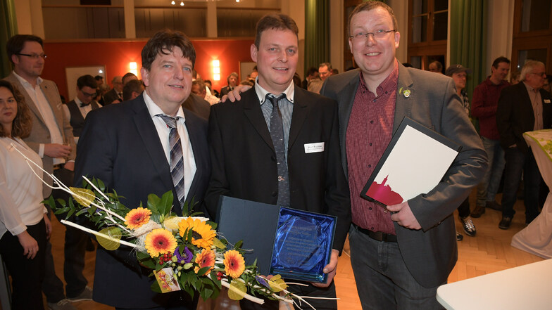 Stefan Fichtner (Mitte) ist von Bürgermeister Ronald Kunze und Laudator Thomas Thiele als Unternehmer des Jahres geehrt worden. Günther Schlegel konnte seine Auszeichnung leider nicht entgegennehmen.