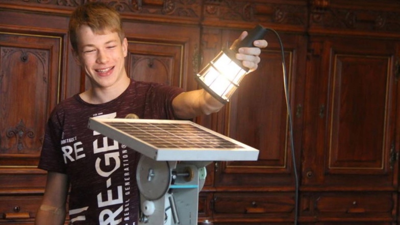 Eine sich nach dem Sonnenlicht drehende Solarzelle haben Tobias Winkler und seine Mitstreiter vom Schiller-Gymnasium für den Wettbewerb „Energiesparfüchse“ entwickelt.