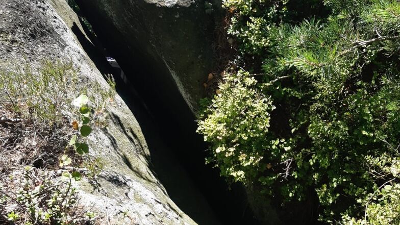 In diese Felsspalte ist die fünfjährige Bella zehn Meter tief gefallen.