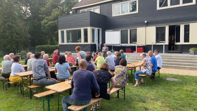 Rund 30 interessierte Bürger verfolgten im Garten des Konrad-Wachsmann-Hauses in Niesky die Ausführungen zu den Chancen eines Holzbaukompetenzzentrums in der Region.