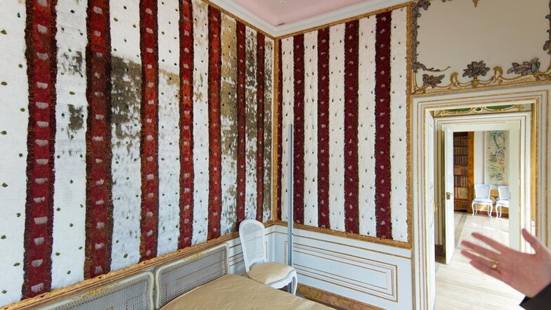 In einem kurfürstlichen Schlafzimmer schmücken historische Federtapeten die Wände.