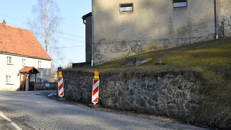 Im Großharthauer Ortsteil Bühlau wird jetzt eine Stützmauer saniert. Dadurch kommt es zu Verkehrseinschränkungen.