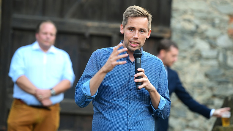 Florian Oest während einer Wahlkampfveranstaltung 2021 in Großschönau, im Hintergrund rechts Ministerpräsident Michael Kretschmer.