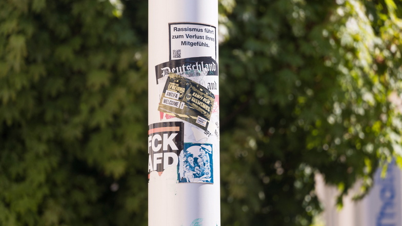 Zu finden sind solche Sticker inzwischen fast überall im Stadtgebiet – und viele Menschen empfinden sie als störend.