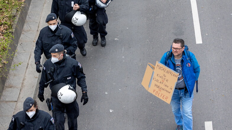 Polizeieinsatz bei Querdenker-Demo; unsere Freiheit funktioniert nur, wenn wir alle Regeln und Grundwerte respektieren.