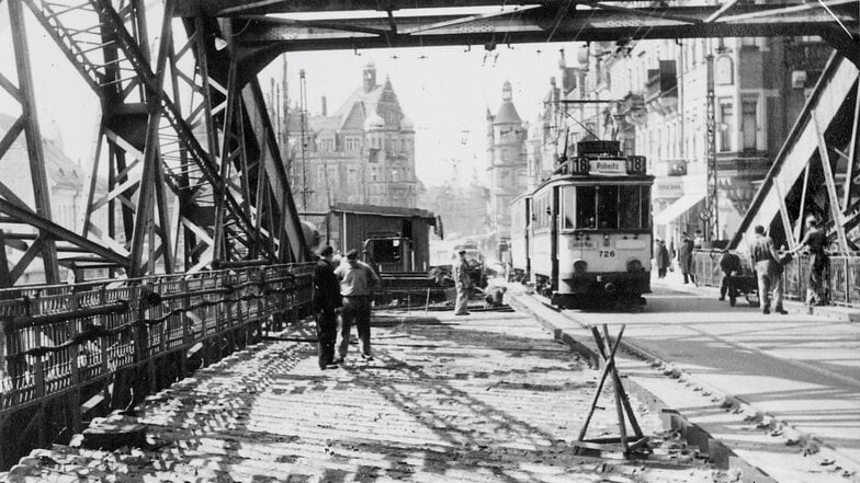 Zwischen 1956 und 1959 erhielt das Blaue Wunder eine stabile Fahrbahnkonstruktion. Dabei handelte es sich um eine sogenannte orthotrope Platte aus Feinblech, die an der Unterseite versteift wurde. Darüber konnte dann die Straße bis hin zum Gussasphalt auf