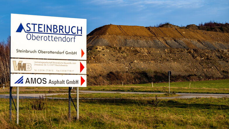 Der Steinbruch rückt näher an die Häuser in Oberottendorf heran.