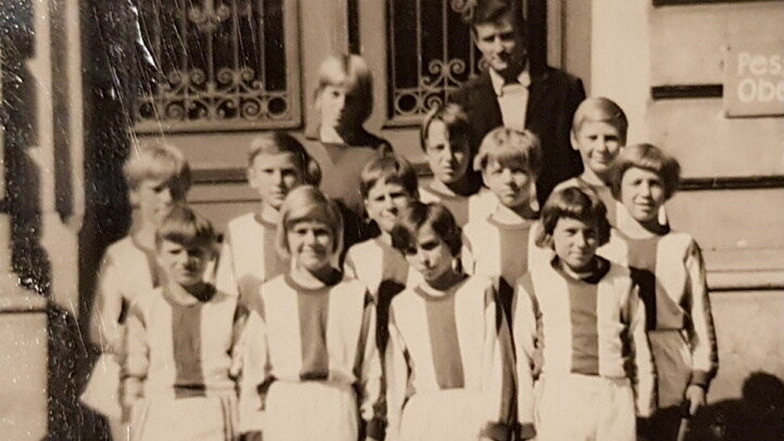 Heinz Ullmann als Lehrer 1972 mit seinen Handballjungs der Pestalozzischule Großenhain. Auf dem Bild sind u. a. Tilo Hönicke, Peter Dreßler, Andreas Kotte, Gunter Tarkotta oder Hartmut Schuster zu sehen.