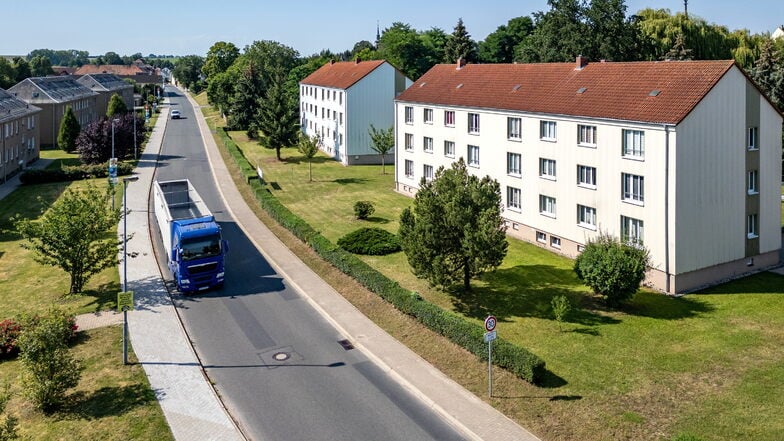 In der nächsten Woche beginnen die Straßenbauarbeiten an der Oschatzer Straße. Diese erfolgen, bis auf zwei Tage, bei einer halbseitigen Sperrung.