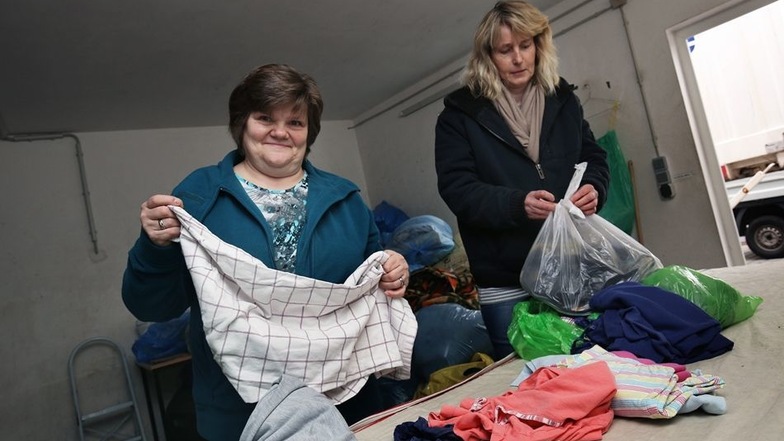 Nach jeder Tour sortieren freiwillige Helfer – Martina Petzold (links) und Ilona Braun –, was noch für den Kleiderladen zu gebrauchen ist.