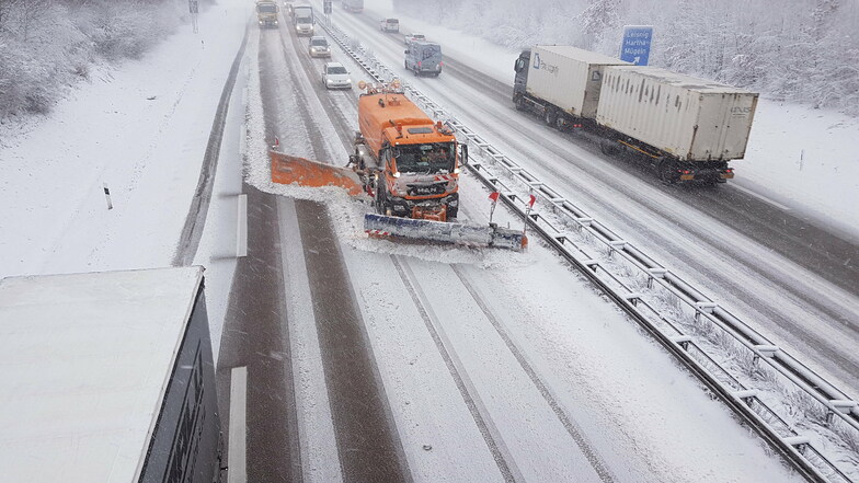 14.850 Tonnen Streusalz hält der Winterdienst für Sachsens Autobahnen bereit.