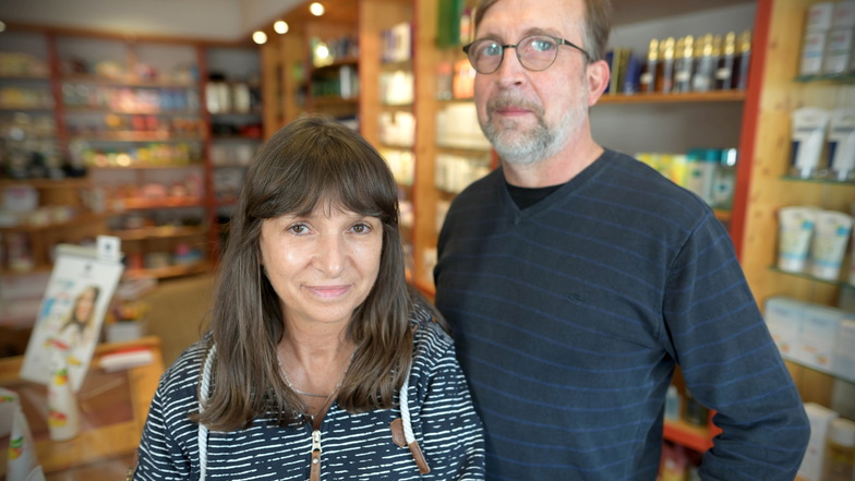 Ingo Seiler mit seiner Frau Peggy in der Wendler-Drogerie, die ihm gehört.