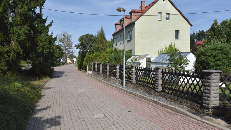 Auf der Spitzbergstraße in Lungkwitz werden an einer Stelle Pflastersteine gegen Asphalt getauscht.