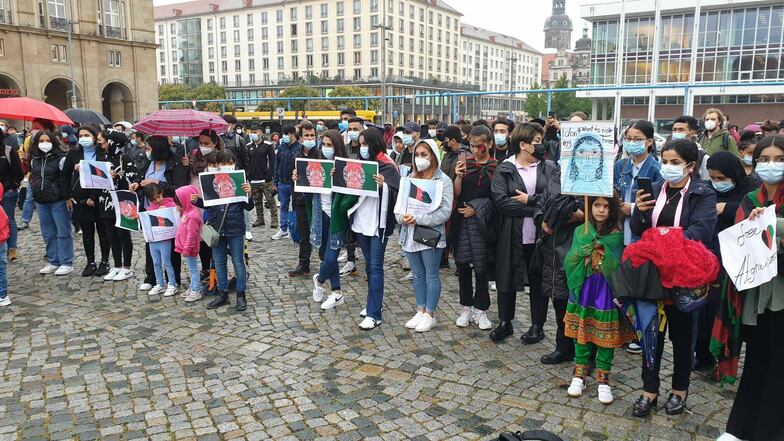 Der Regen hielt die Demonstranten nicht ab, auf den Altmarkt zu kommen. Auch Dresden habe den Platz und die Möglichkeiten, den Menschen in Afghanistan zu helfen, erklärten die Organisatoren.