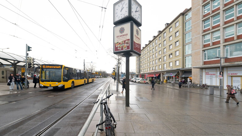 Die Dresdner Ringstraße - hier in Höhe der Haltestelle Pirnaischer Platz - soll zu einem angenehmeren Ort für Fußgänger und Nahverkehrsnutzer werden. Deshalb beginnen am Montag hier Bauarbeiten.