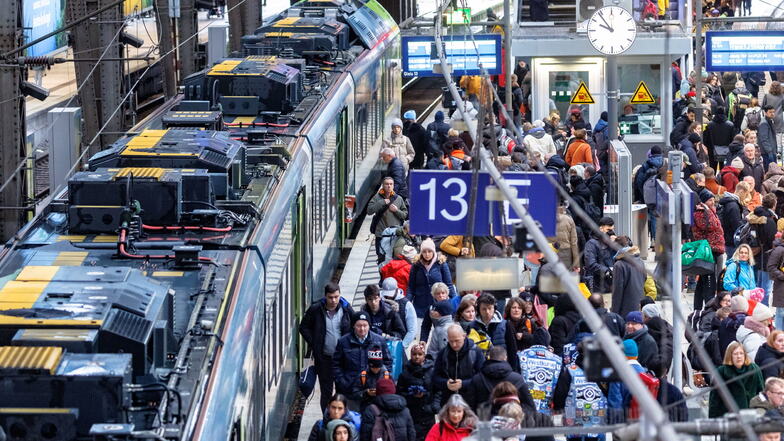 Reger Betrieb in Hamburg: Nach dem mehrtägigen Streik der Lokführergewerkschaft GDL ist die  Deutsche Bahn zum Normalmodus zurückgekehrt