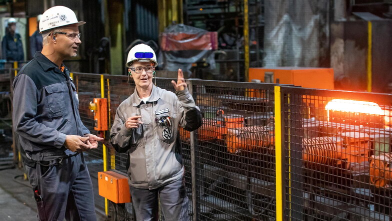 Die technische Geschäftsführerin Hanka Snatkin und Walzwerk-Leiter Torsten Mende vor Ort, als der nächste glühende Stahlblock den modernisierten Drehherdofen verlässt.