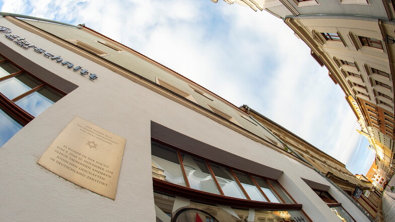 Das Geschäft von Wolf Jurmann am Markt 14 in Pirna wurde in der Nacht vom 9. auf den 10. November 1938 zerstört. Eine Gedenktafel erinnert heute an die Gewalt gegen Juden.