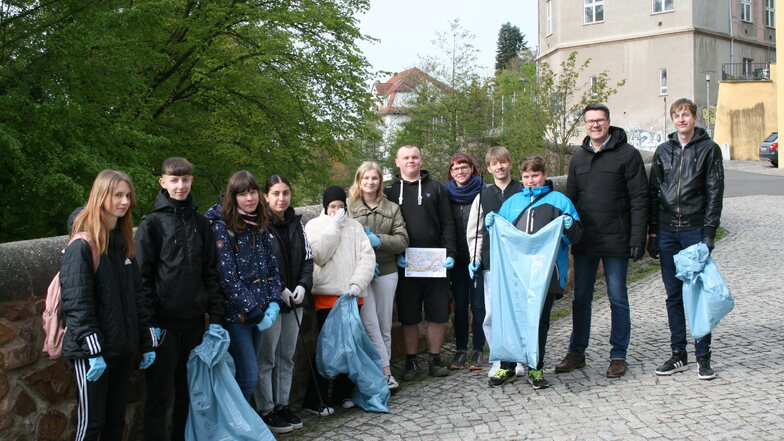 Quartiermanager Christoph Klix (von rechts) und Oberbürgermeister Sven Liebhauser waren mit Schülern an der Mulde unterwegs.