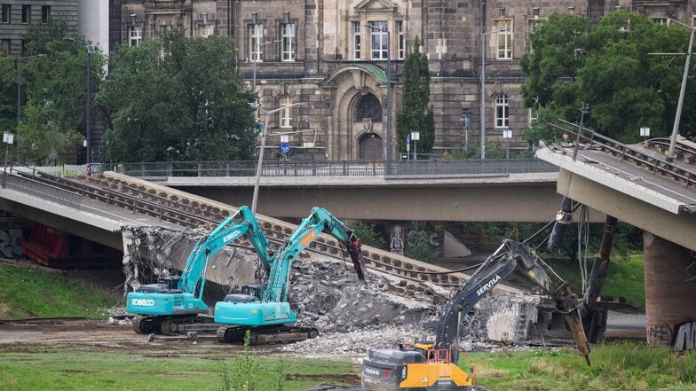 Mehrere Abrissmaschinen arbeiten derzeit parallel am Abbruch und der Zerkleinerung der Carolabrücke.