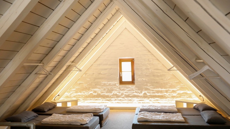 Einfache Schlafstätten direkt unterm Dach und mit Blick in die Etage tiefer - das haben sich Urlands aus Österreich abgeschaut.