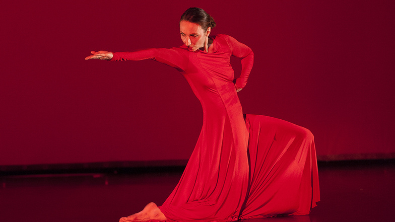 Katja Erfurth tanzt Bach. Sie hat Strahlkraft als Tänzerin und als kulturpolitisch Engagierte – dafür erhielt sie 2020 den Kunstpreis der Stadt Dresden.