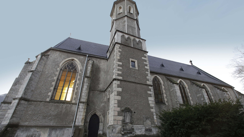 Die evangelische Kirche von Lubań ist die älteste der Stadt. Innenleben, wie einige Köpfe an Säulen, geben Rätsel auf.