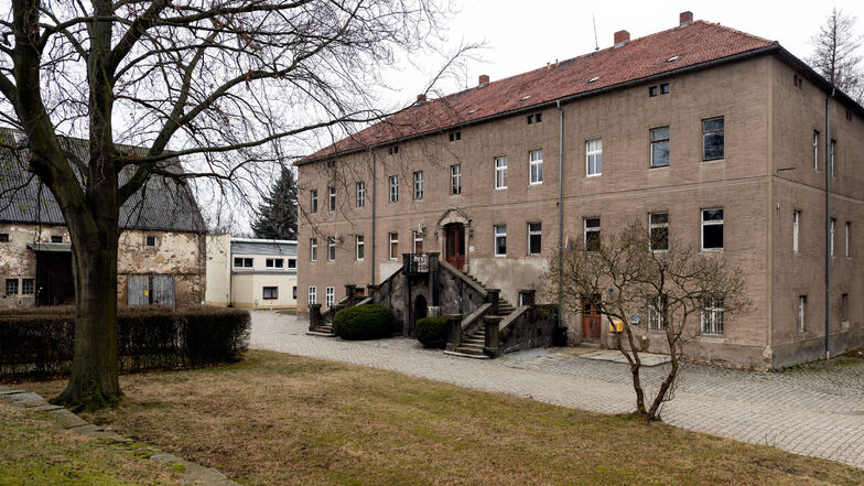 Das einstige Herrenhaus in Rothnaußlitz – idyllisch am Rande eines Parkes gelegen, doch vom Verfall bedroht.