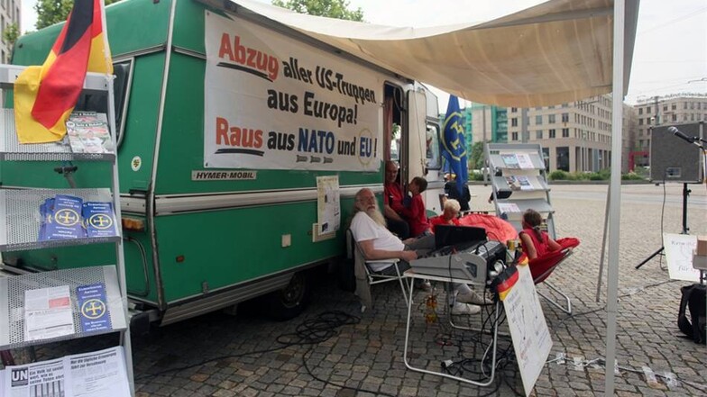 Die von einem Herrn Bohnet aus Limbach-Oberfrohna angemeldete "Europäische Aktion Deutschland" formiert sich rund um einen Campingwagen.