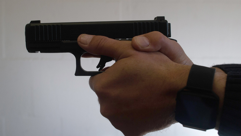 Ein 27-Jähriger wurde in der Inneren Neustadt mit einer Pistole bedroht. (Symbolbild)