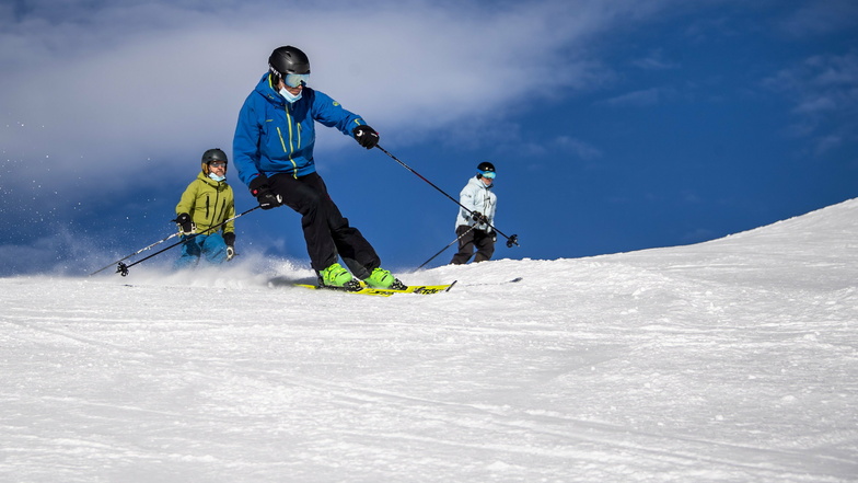 Skifahrer können sich auch verletzen, vor allem, wenn sie ohne Helm fahren oder Alkohol getrunken haben.