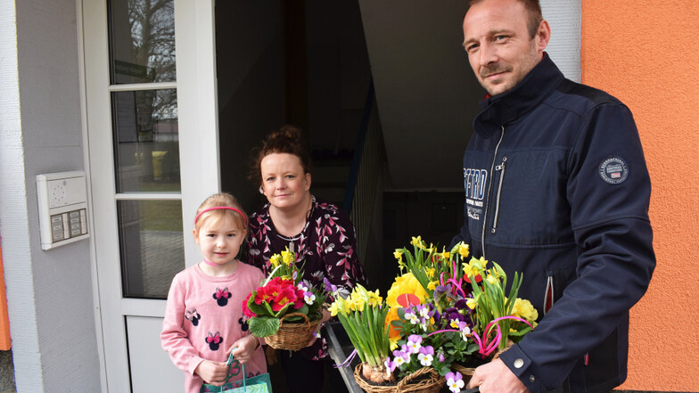 Friederike Sabbath und Tochter Nele nehmen einen Blumengruß und eine Überraschung für die kleinen Bewohner entgegen. Gemeinsam mit der Gärtnerei Nieswand hat die Hausverwaltung WGB Immobilienservice GmbH die Eigentümer besucht. Es soll ein „Hoffnun