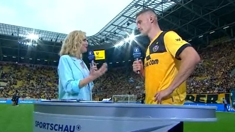 Gleich ist vorzeitig Schluss: Weil der K-Block ruft, bricht Dynamos Kapitän Stefan Kutschke das Live-Interview mit Stefanie Müller-Spirra kurzerhand ab.