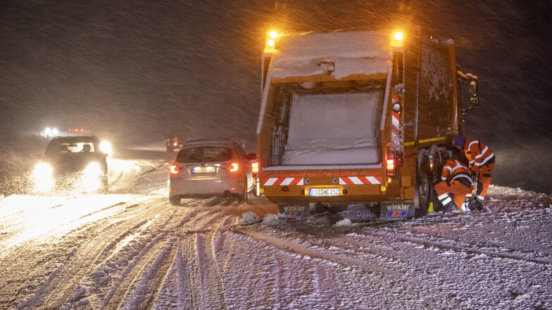 Im Erzgebirge ist in der Nacht Neuschnee gefallen. Auf der B 101 nahe der Mönchsbadkreuzung bei Schönfeld kam ein Müllauto ins Rutschen.