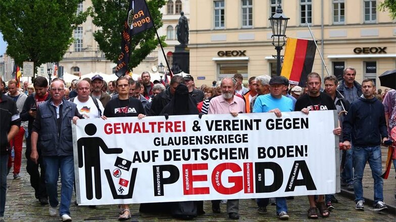 Wie in den vergangenen Wochen zog Pegida auch an diesem Montag mit einem sogenannten Spaziergang durch Dresden.