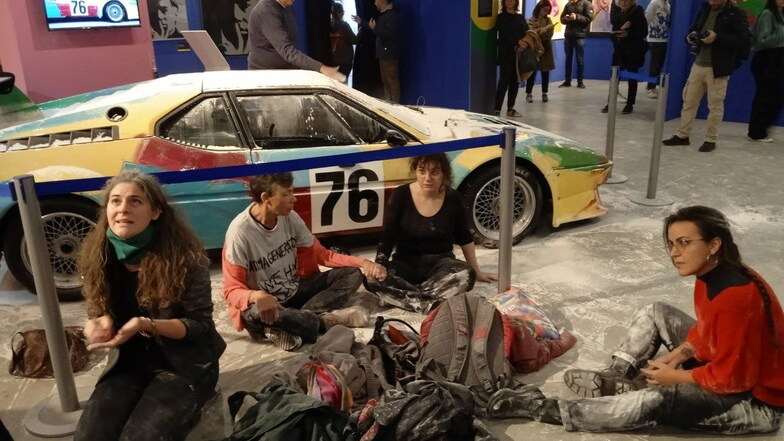 Mitglieder  der Gruppe Letzte Generation (Ultima Generazione) haben im Kulturzentrum Fabbrica del Vapore acht Kilo Mehl auf ein Auto-Kunstwerk des US-amerikanischen Pop-Art-Künstlers Andy Warhol geworfen.