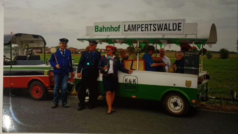 Diese Eisenbahner um Frank Weser (l.) waren 2016 beim Festumzug in Schönfeld zur 800-Jahrfeier dabei.