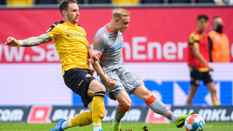 Michael Sollbauer (l.) erwischt gegen Paderborn einen schwachen Tag. Dynamos Innenverteidiger ist beim 0:3 an gleich zwei Gegentoren direkt beteiligt.