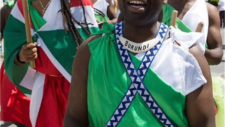 Tänzer aus Burundi nahmen auch am Festumzug durch Crostwitz teil.
