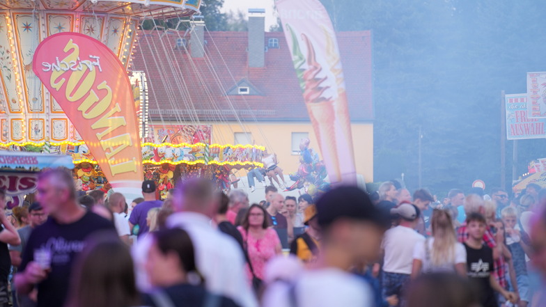 Zahlreiche Besucher strömten bei hochsommerlichem Wetter auf das Festgelände.