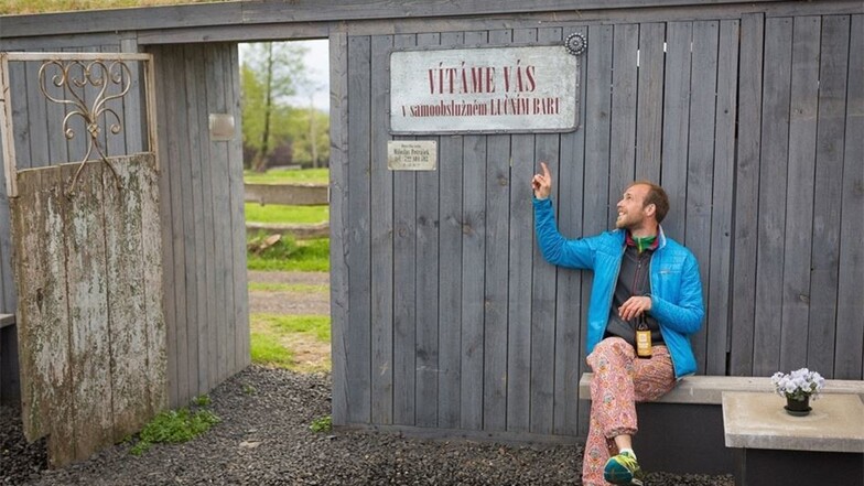Willkommen in der Wiesenbar mit Selbstbedienung, steht auf dem Schild. Miloslav Petrasek ist eigentlich Kunstschmied, die Wiesenbar betreibt er nach der Arbeit – deshalb muss der Gast mit anpacken.