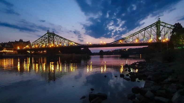 Das Blaue Wunder in der blauen Stunde nach Sonnenuntergang. Seit November 2011 erstrahlt die Stahlkonstruktion nachts in neuem Glanz. 60 LED-Strahler sorgen dafür, dass die Loschwitzer Brücke dezent beleuchtet wird.