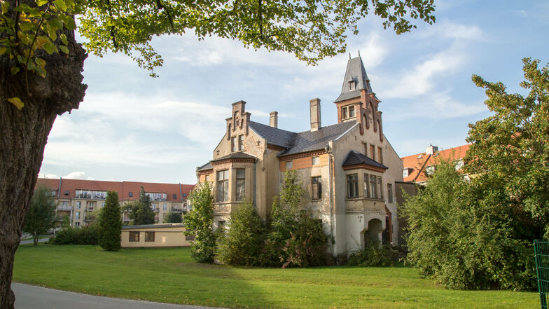 Die Villa im Hinterhof der Frauenburgstraße beherbergte früher einen Kindergarten. Kommwohnen hat das Dach saniert, aber für die Nutzung der ansonsten unsanierten Villa noch keine Idee.